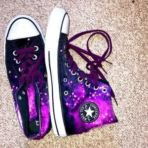 Converse Size 9 Shoes

Satin Texture

Black and Purple